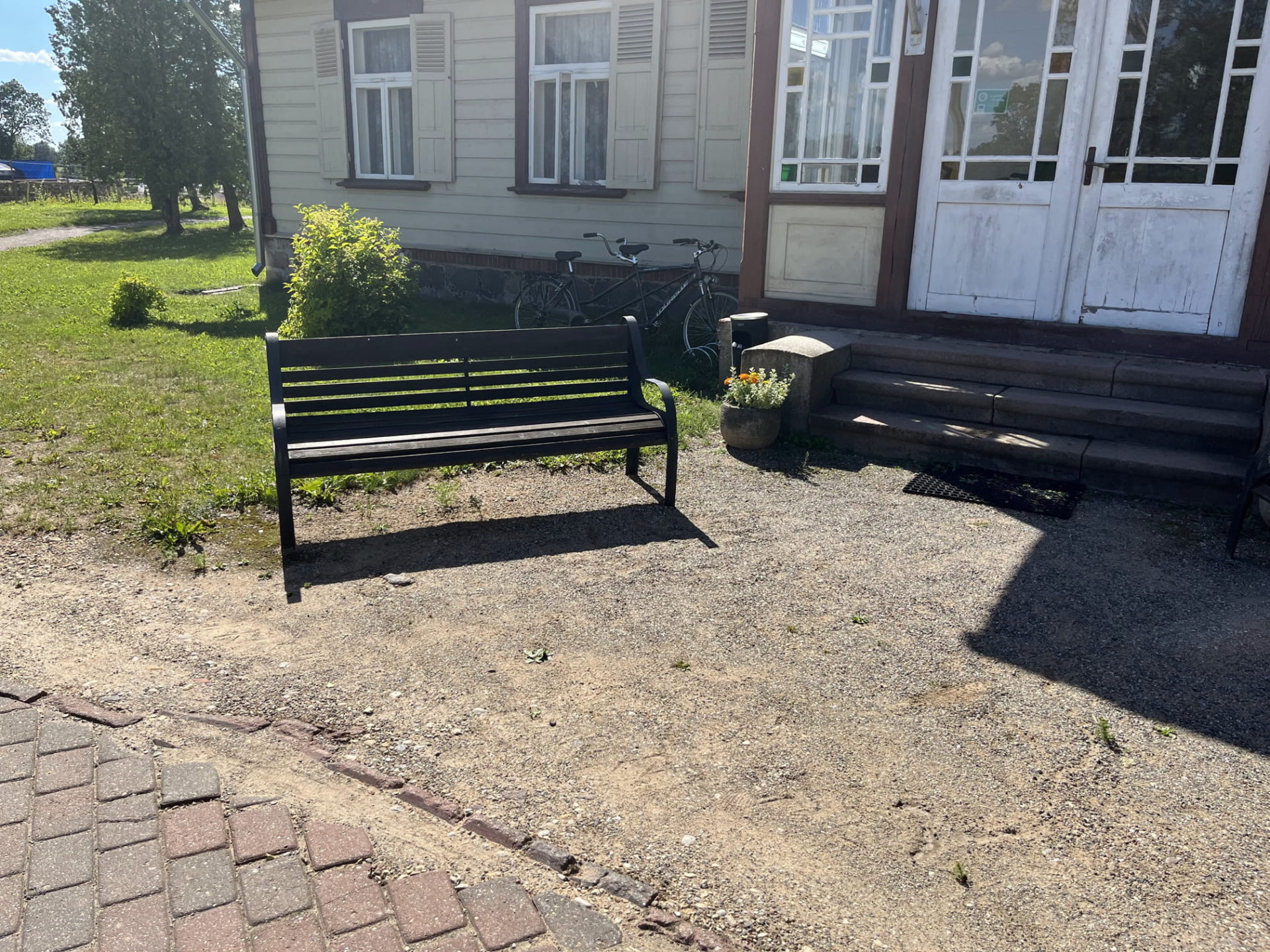 Istumiskoht alal - puidust käetugedega pink