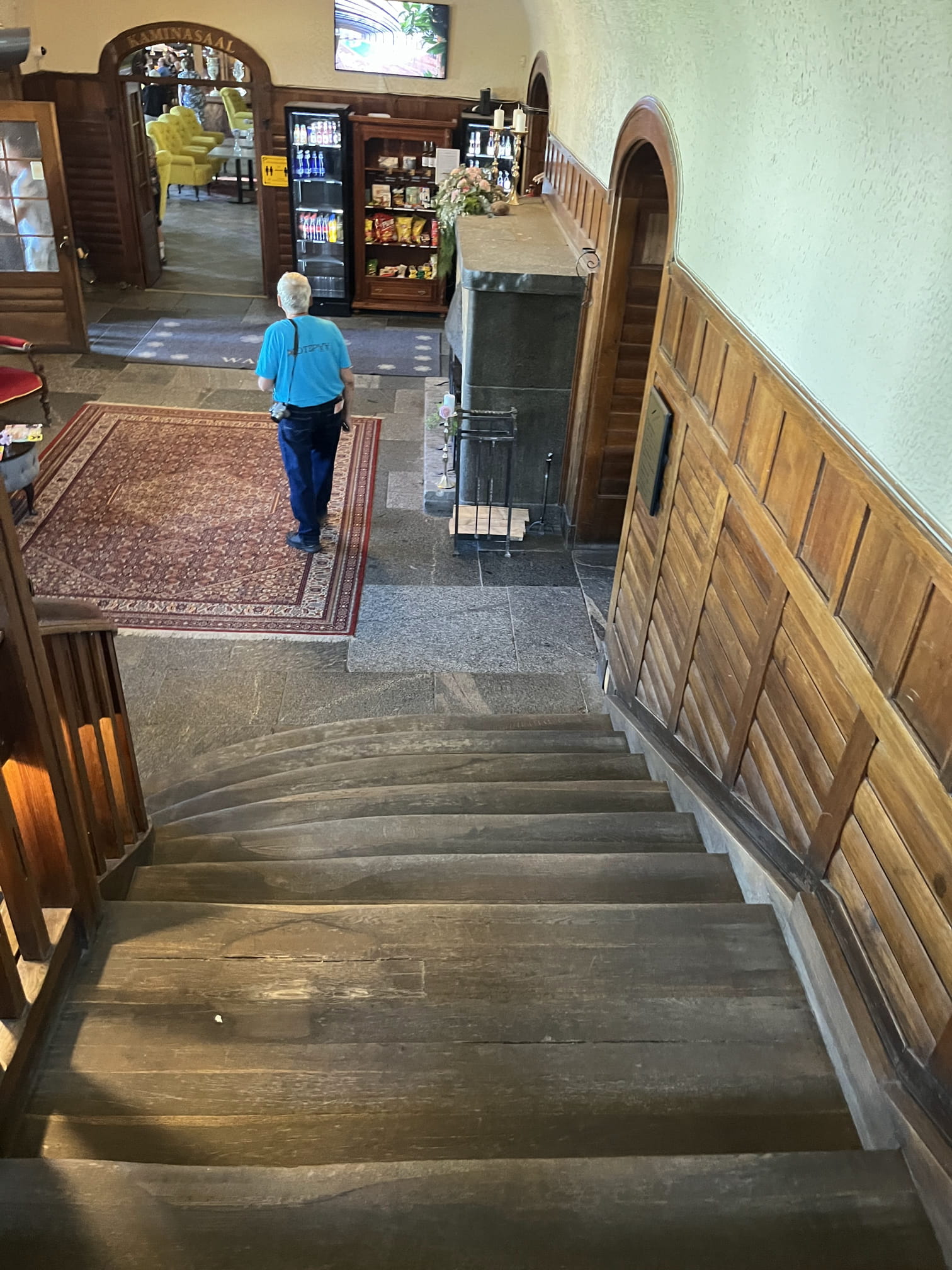 Tähistamata trepid, mis viivad lossi