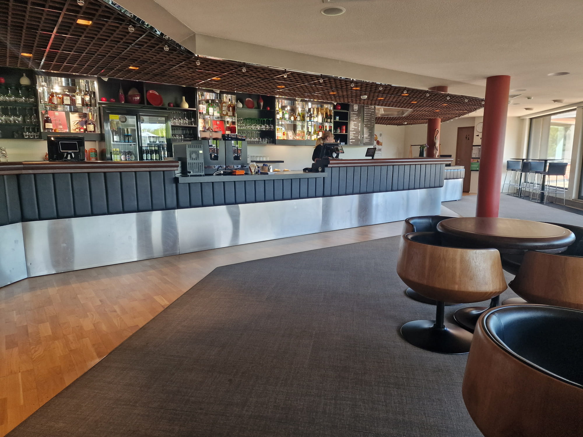 Ülemise korruse kohvik. Kõrgem lett, rasked toolid