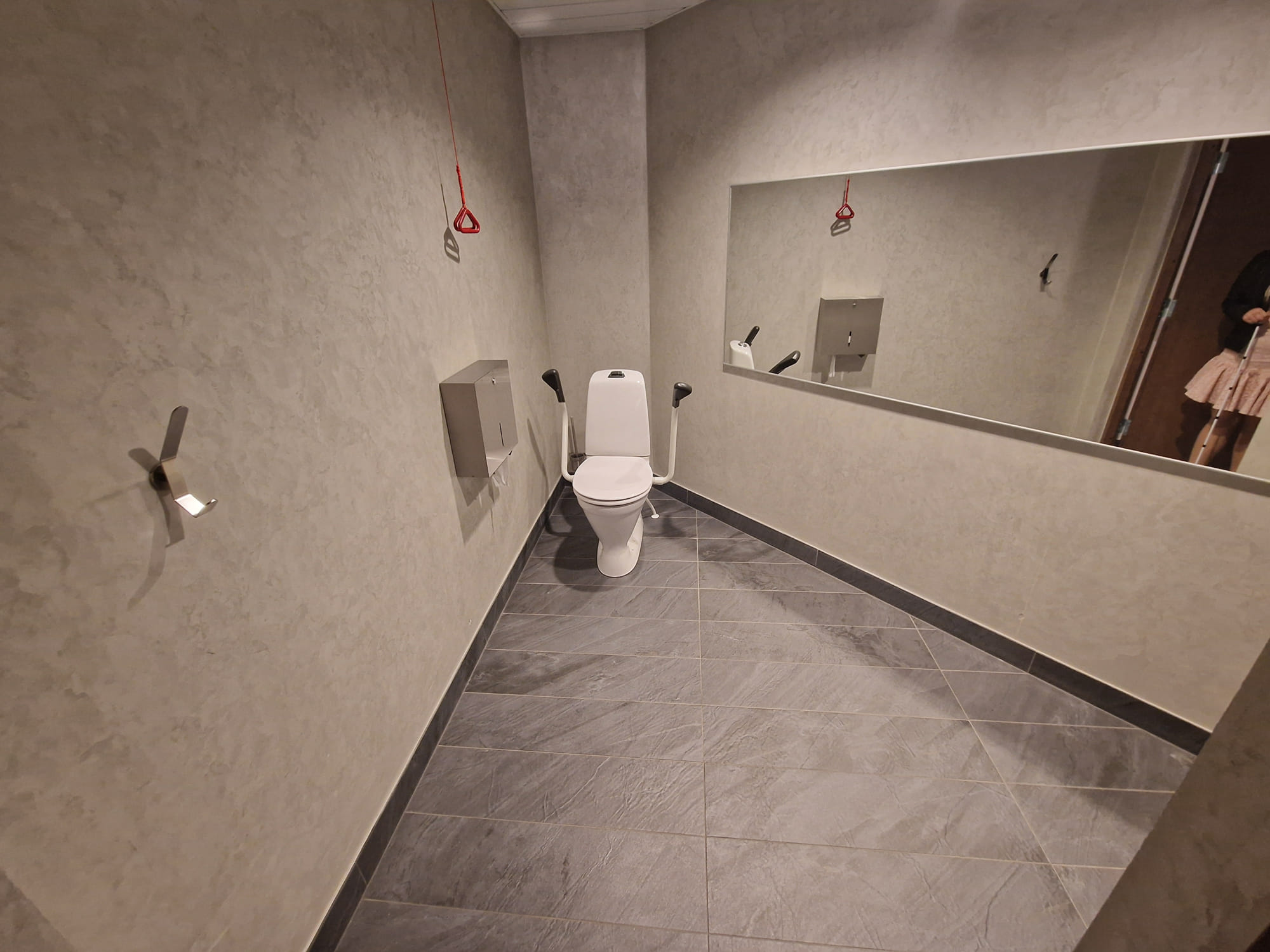 Tualettpott asub ruumi tagumises seinas vasakul, paremal seinal on peegel