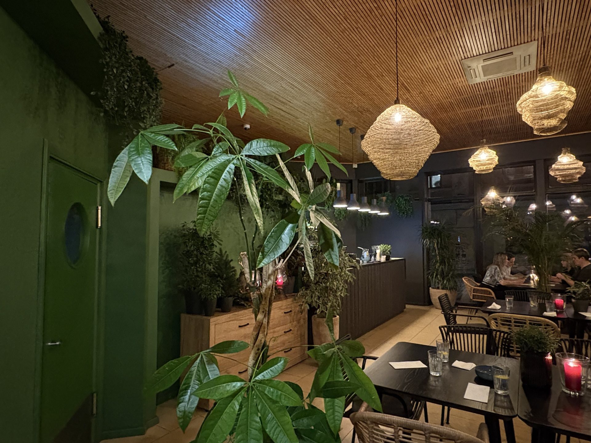 Pildil on liigutatavad toolid, interjöör on tume