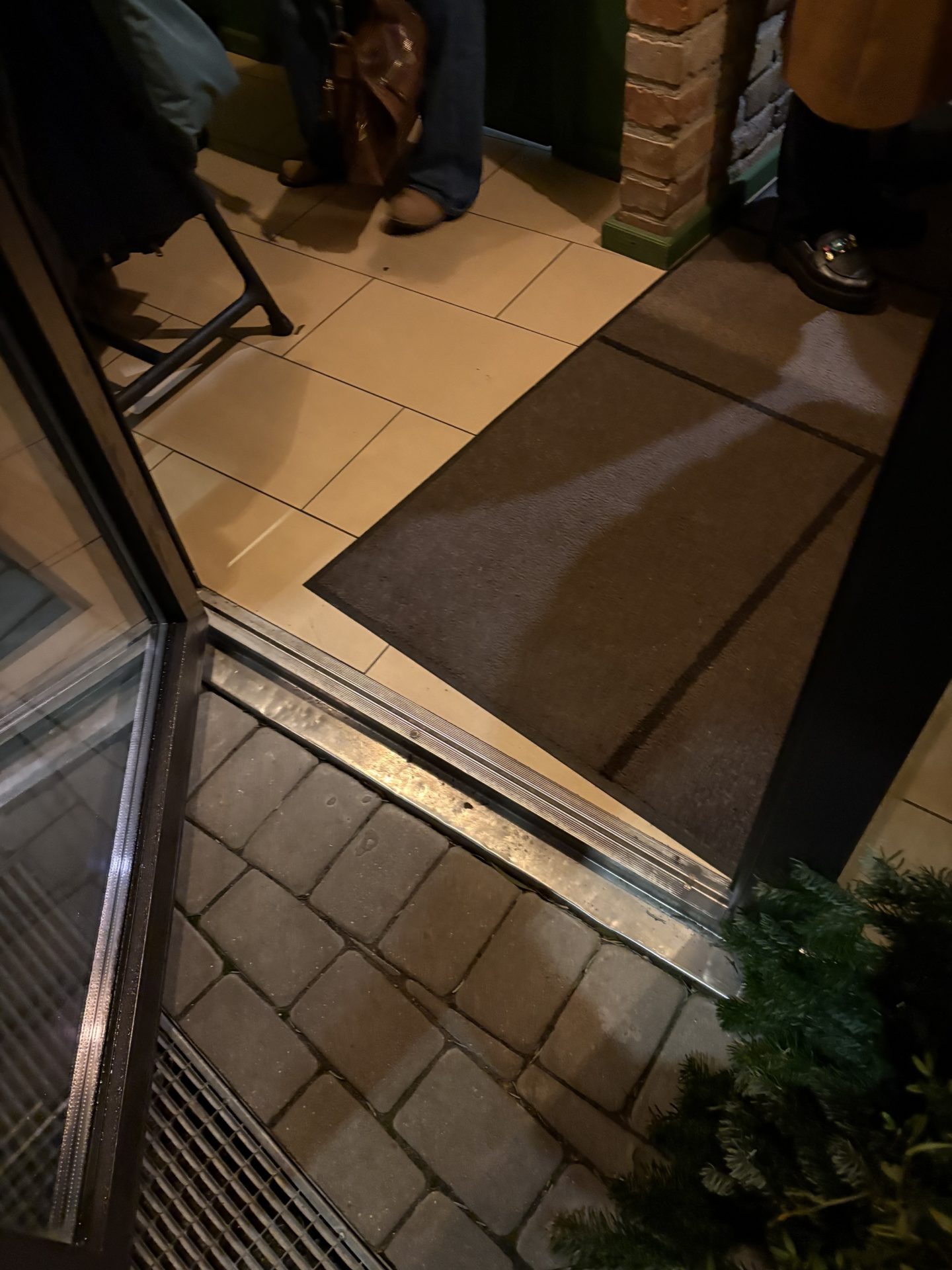 Sisenemisel on kuni 4 cm lävepakk