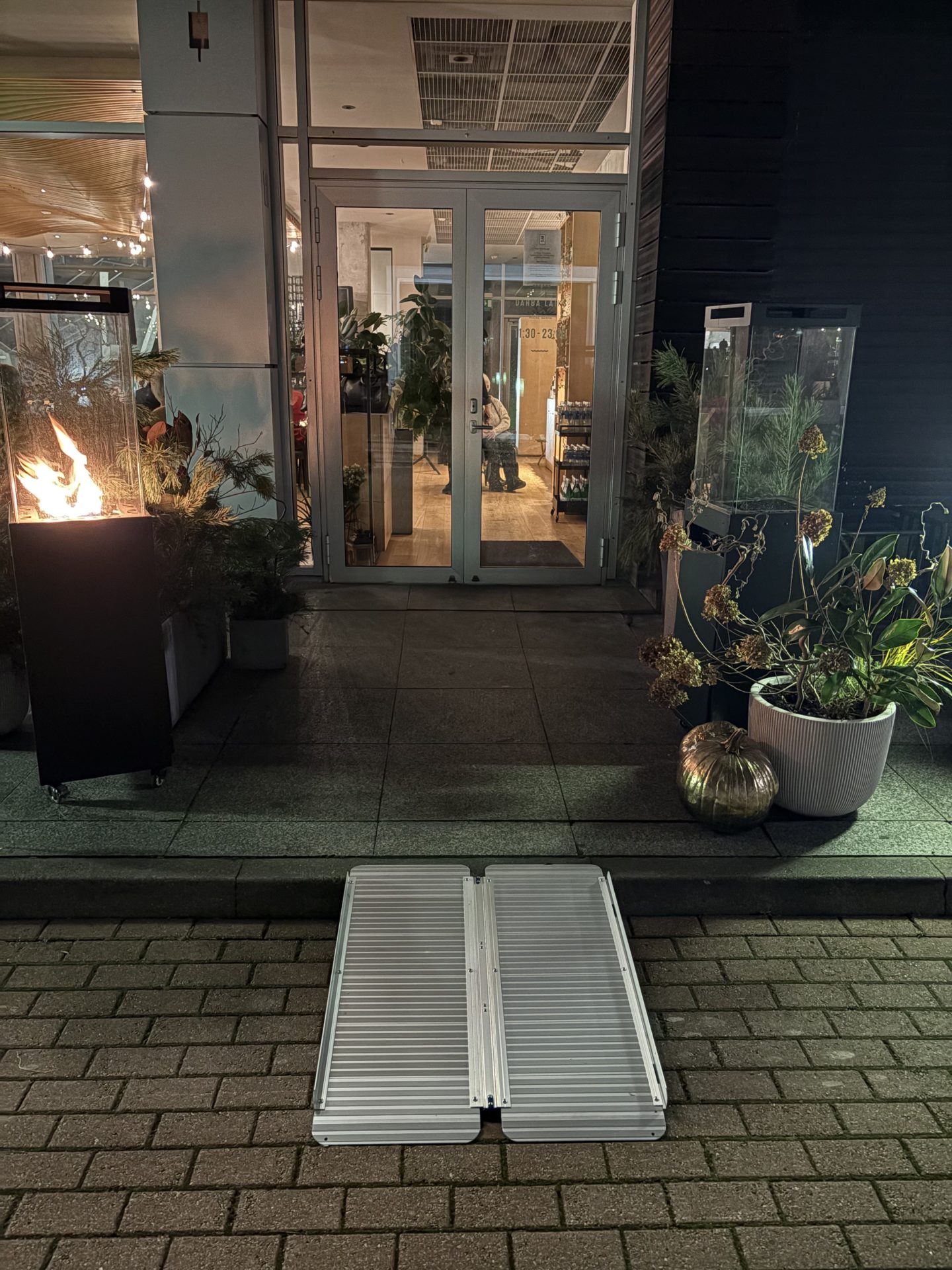 Teiselt poolt sisenemiseks kohvikusse on võimalik paigaldada ajutine kaldtee