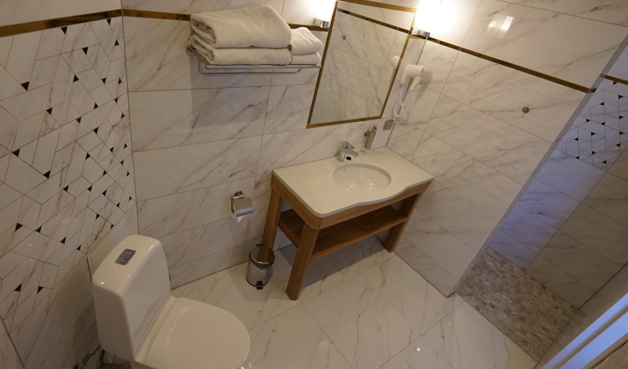 The entrance is levelled, the interior is white marble.