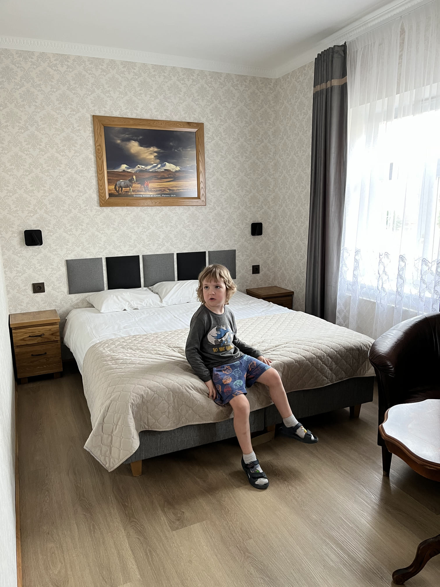 There is a 160 cm double bed in the double room, two big windows to the parking lot and street with blinding curtains.