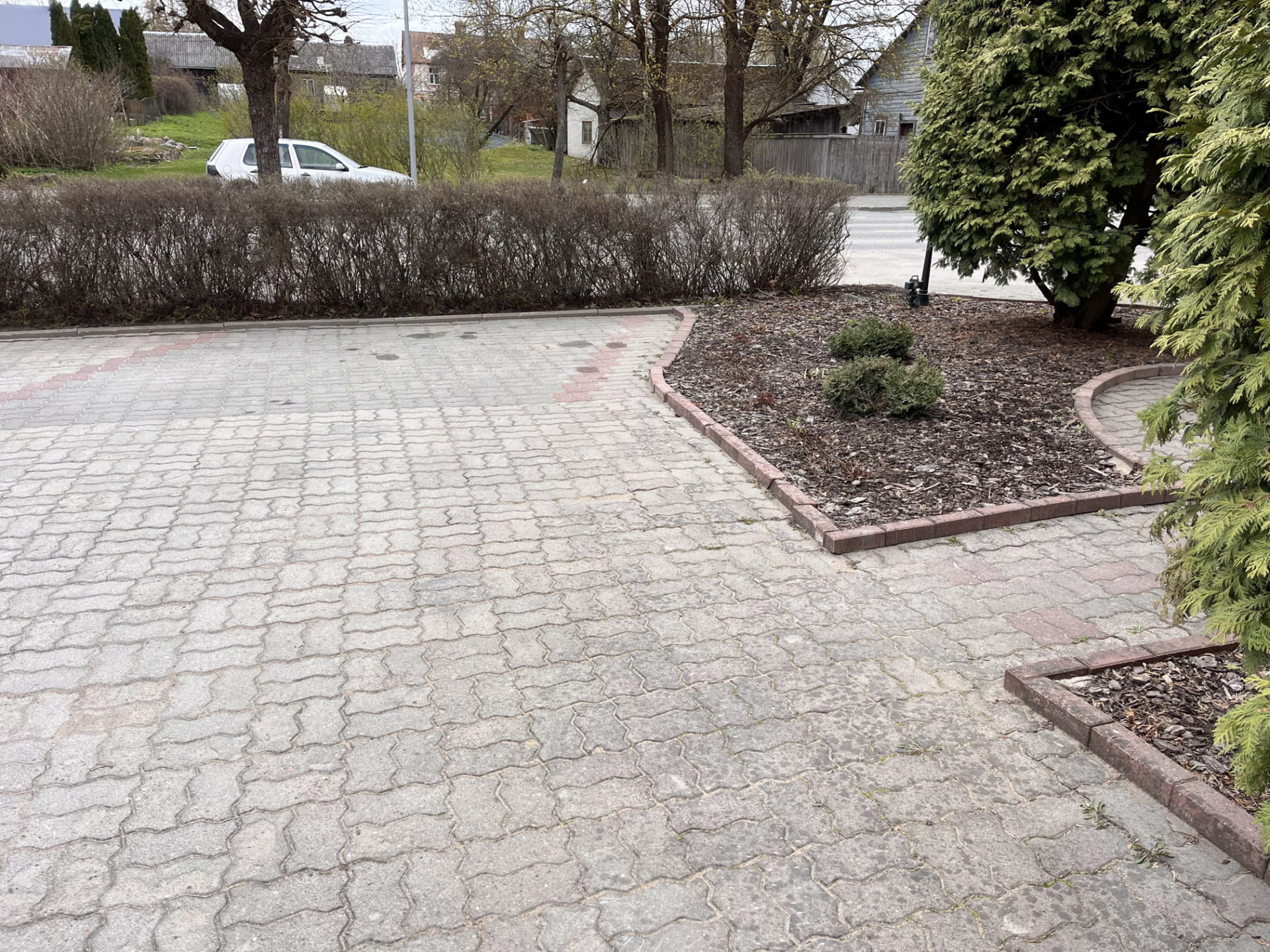 Jalgtee parklas vasakul käel viib ukseni