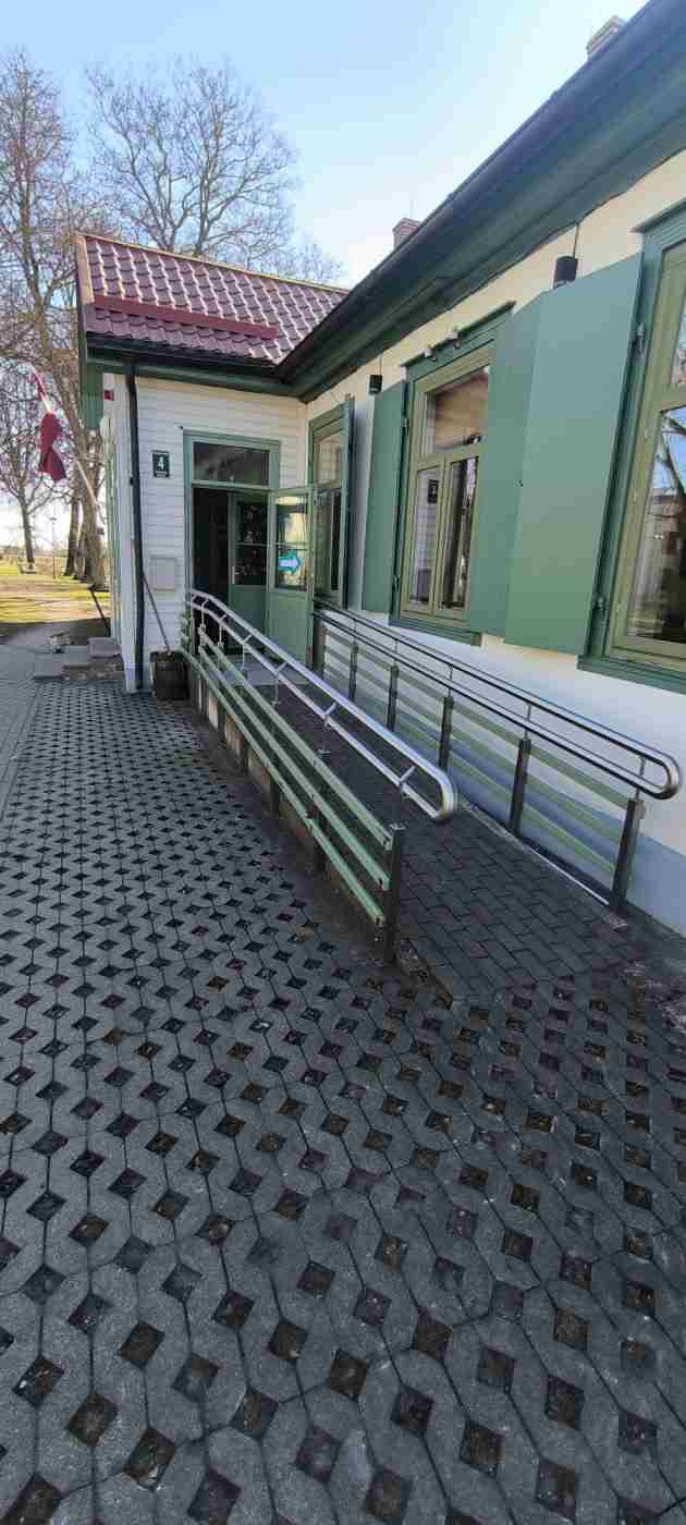 Sāna ieeja ēkā, uzbrauktuve, bruģēts celiņš