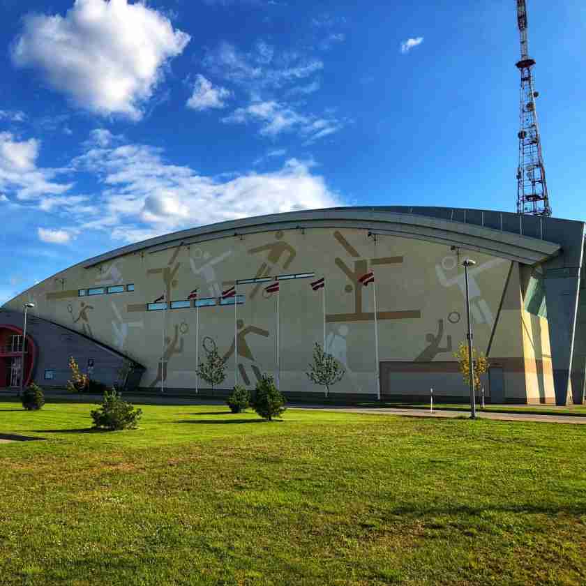 Sporta būve, aiz kuras ir mobilo sakaru tornis