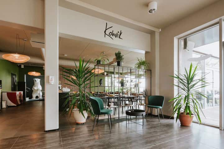 Movable chairs, white and turqoise chairs