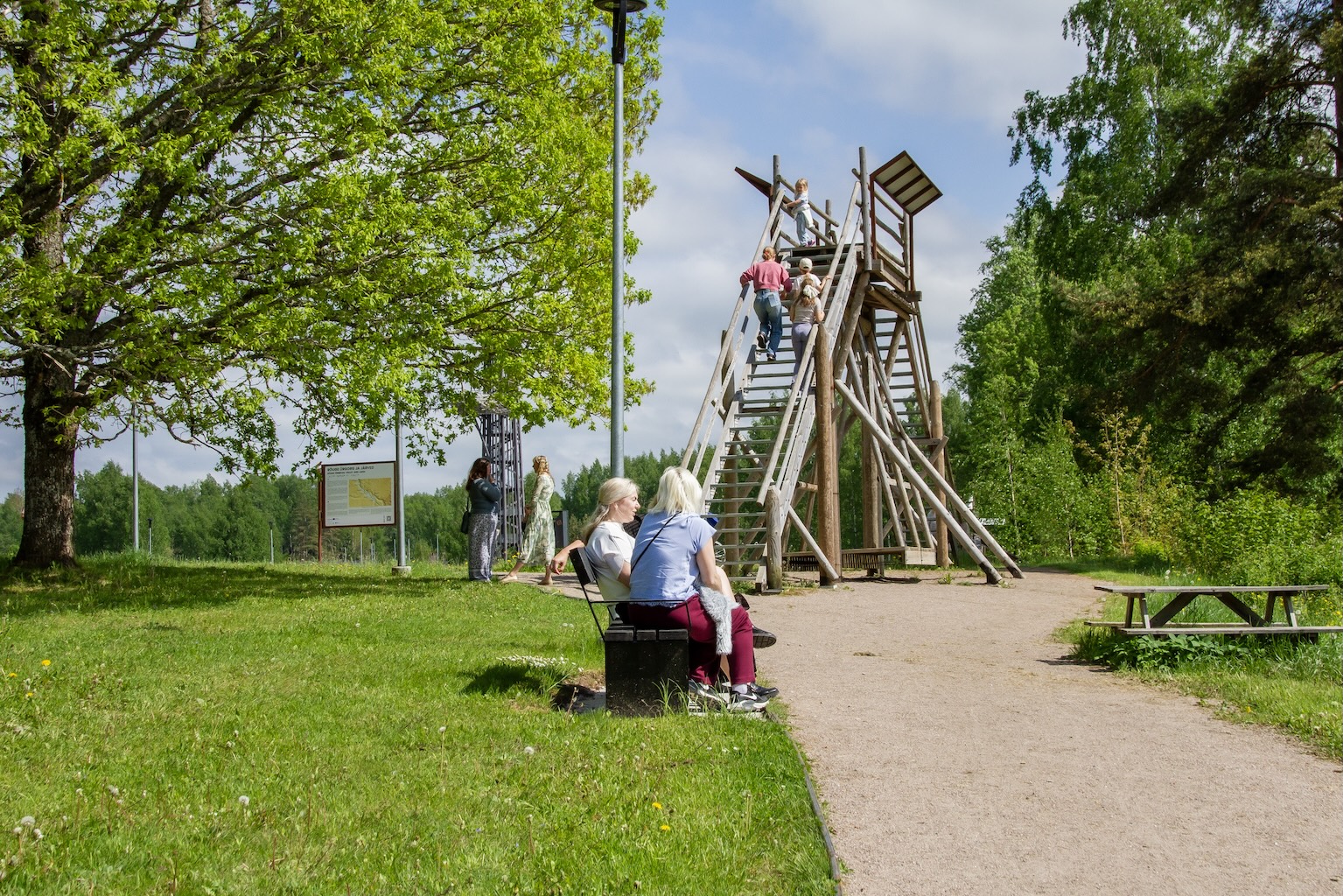 Oobikuorg taka ar skatu kāpnēmun cilvēkiem fonā