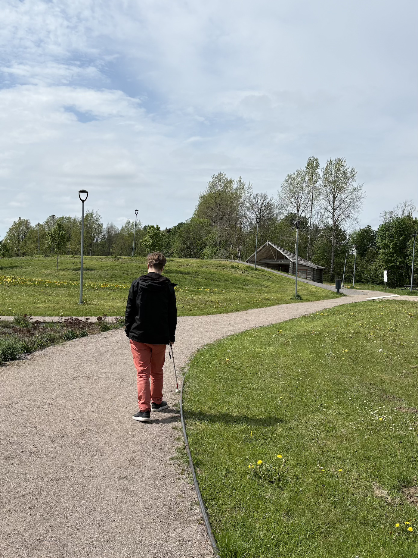 Oobikuorg taka un cilvēks ar balto spieķīti