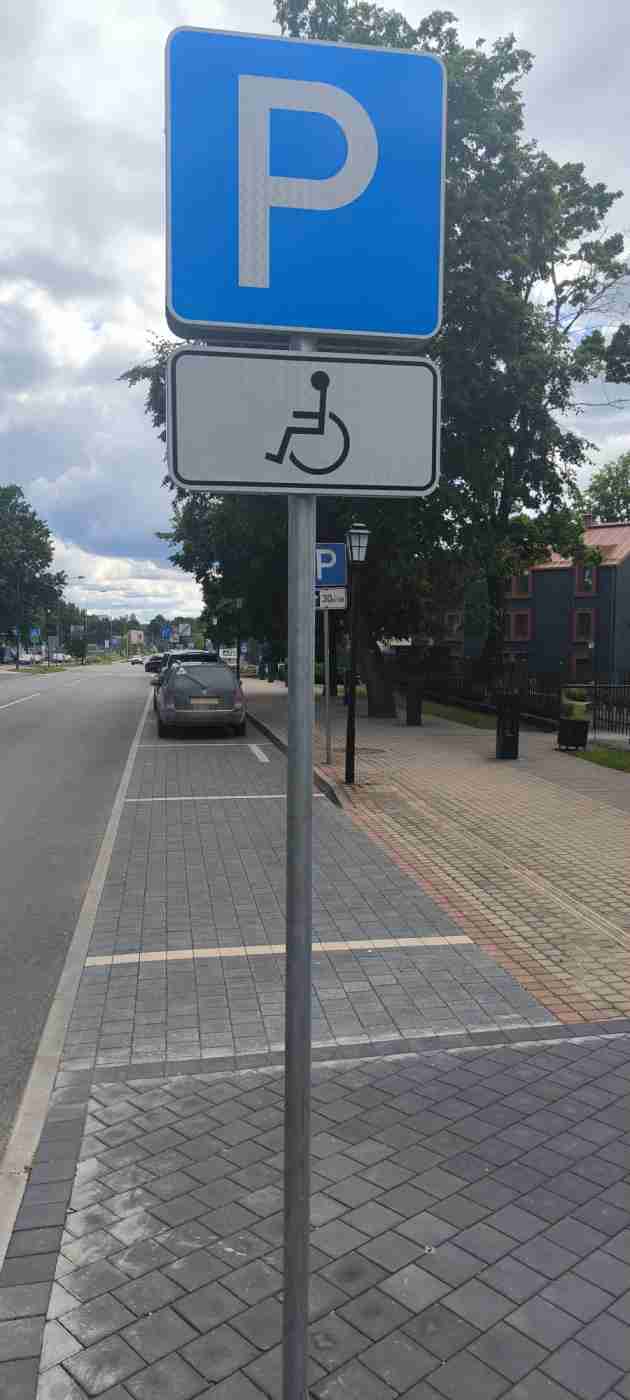 Stāvvieta cilvēkiem ar invaliditāti paralēli ielai