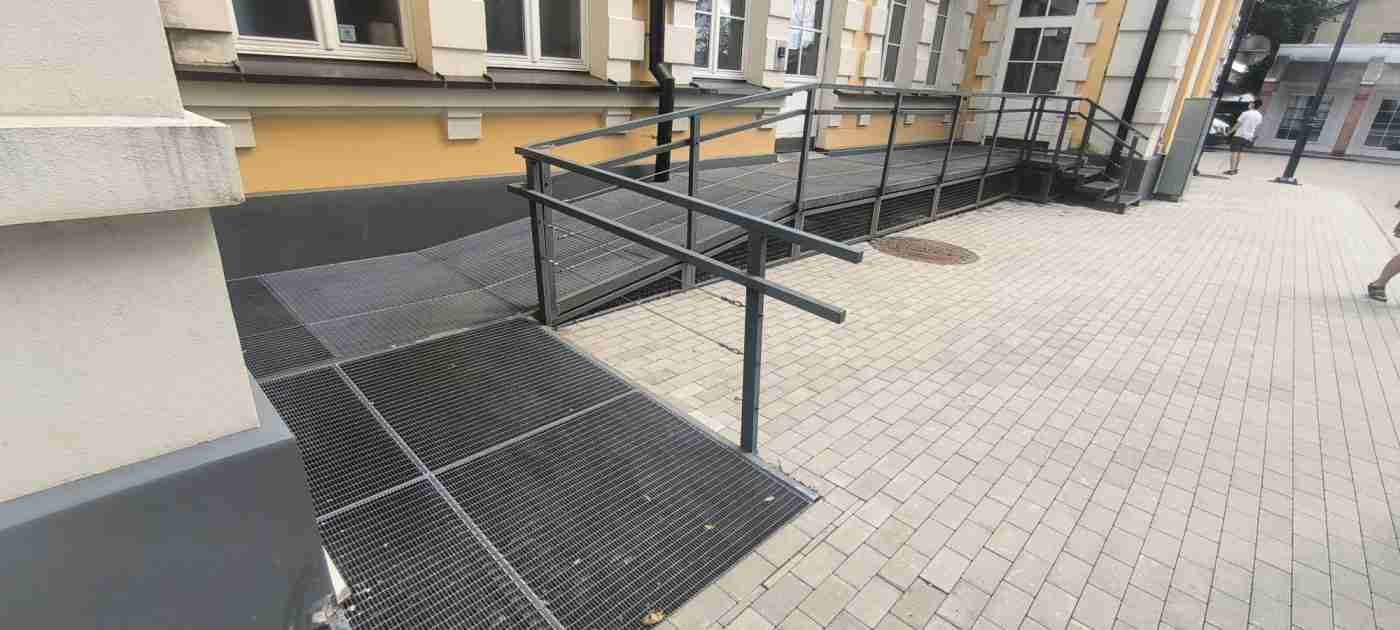 Gara uzbrauktuve ar 1 margu, lai tiktu uz tualetēm