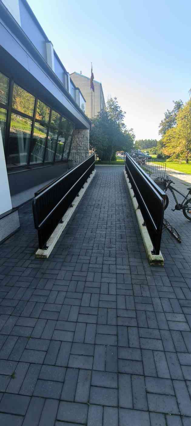 Uzbrauktuve ar divām dzelzs margām