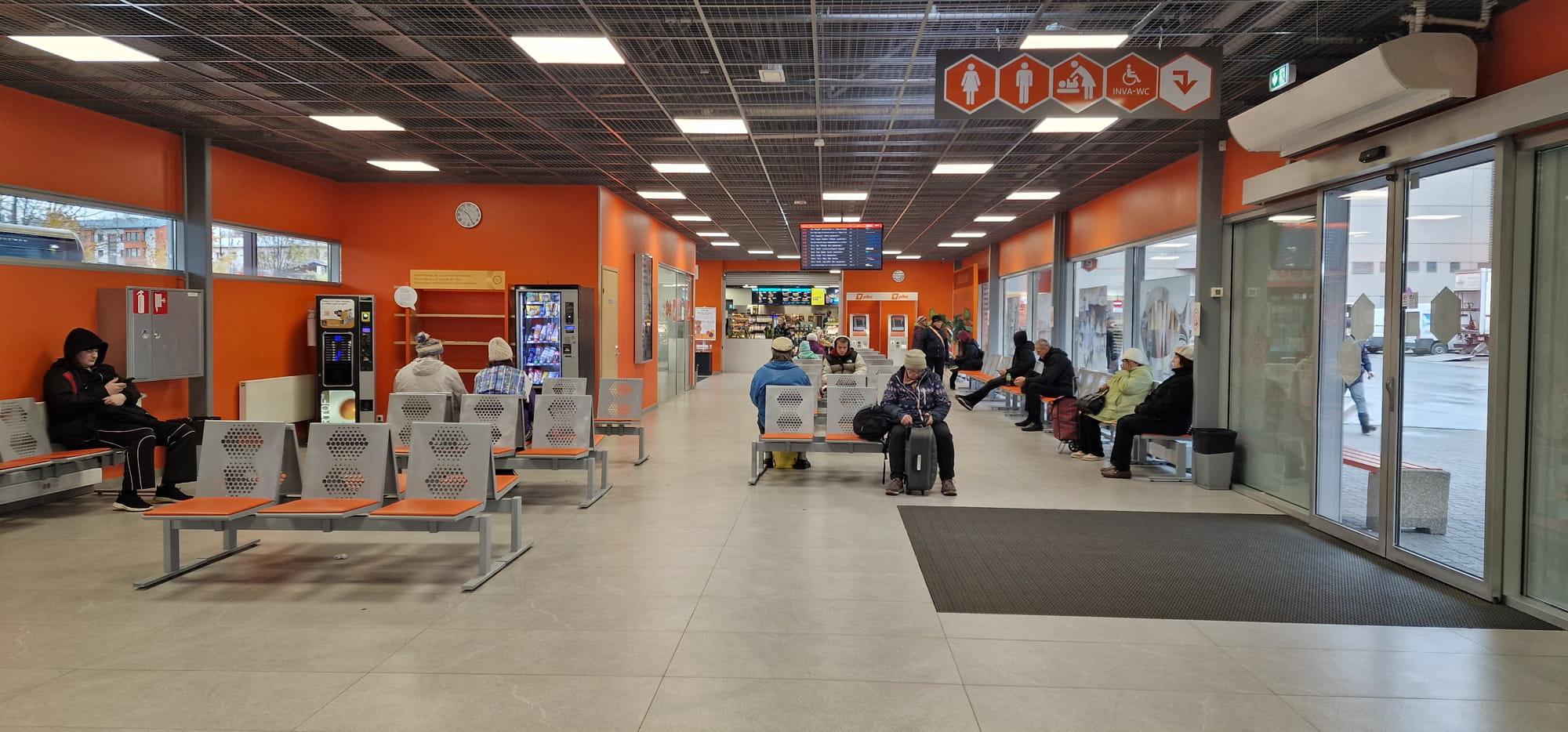Bussijaama värvid on erkoražid. Sildid ja samas kujunduses. Sisenemisel on automaatselt avanev uks ja tõstetud maapind.